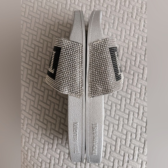 True Religion Slides - Picture 8 of 10